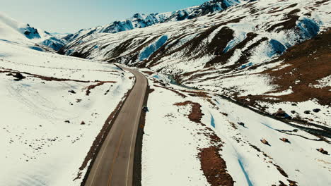 Ein-Panorama-Aus-Der-Vogelperspektive-Eröffnet-Sich-über-Paso-Pehuenche,-Eingebettet-Im-Herzen-Der-Anden