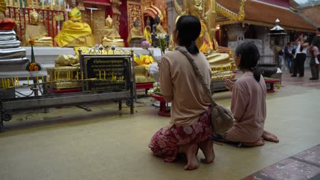 Mujeres-Asiáticas-Rezando-En-El-Templo-Wat-Phra-That-Doi-Suthep-En-Chiang-Mai