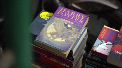 Libros-De-Harry-Potter-Que-Se-Venden-En-El-Sendero-O-En-El-Mercado-Al-Lado-De-La-Carretera