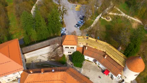 Drohne-Nach-Vorne-Fliegende-Ansicht-Der-Burg-Von-Bled