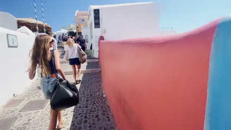 Oia-Santorini-Griechenland-Insel-Reise-Tourist-Immersiver-Spaziergang,-Europa,-4k-|-Griechisch,-Ägäis,-Meer,-Klippe,-Ozean,-Stadt,-Urlaub,-Einkaufen,-Weiß,-Marmor,-Menschenmenge,-Blumen,-Reisender,-Menschen,-Gepäck,-Treppen