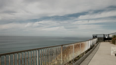 An-ocean-vista-in-Encinitas,-California,-with-a-view-of-the-Pacific-Ocean