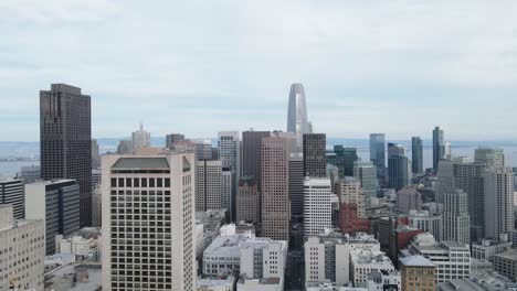 Die-Skyline-Von-San-Francisco-Der-Blick-Einer-Drohne-Enthüllt-Die-Majestätischen-Türme-Der-Wolkenkratzer-Von-San-Francisco,-Die-Sich-Gemeinsam-In-Den-Himmel-Erheben