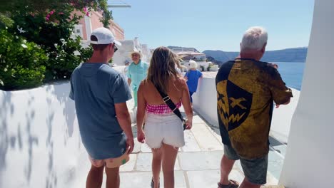 Oia-Santorini-Griechenland-Insel-Reise-Tourist-Immersiver-Spaziergang,-Europa,-4k-|-Griechisch,-Ägäis,-Meer,-Klippe,-Ozean,-Stadt,-Urlaub,-Einkaufen,-Weiß,-Marmor,-Menschenmenge,-Blumen,-Reisender,-Menschen,-Ausblick,-Beschäftigt