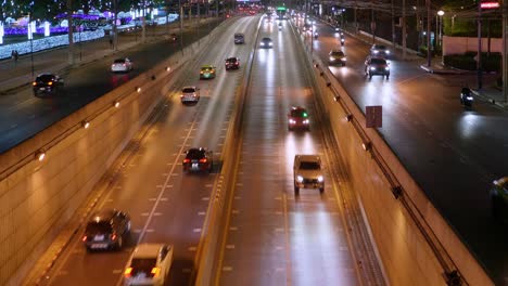 Spätnächtliche-Verkehrssituation-Auf-Einer-Der-Hauptverkehrsstraßen-In-Der-Stadt-Bangkok,-Thailand