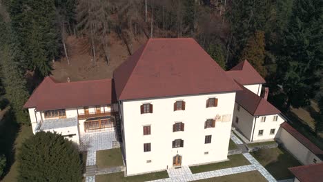 Drohne-Nach-Vorne-Fliegende-Ansicht-Der-Burg-Strmol,-Slowenien