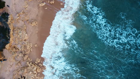 Drohnen-Luftlandschaft,-Vogelperspektive,-Felsiger-Sandstrand-Mit-Klarem-Küstenwasser,-Wellen,-Natur,-Küstenlinie,-Praia,-Atlantik,-Portugal,-Europa,-4k