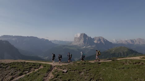 Excursionistas-Caminando-Por-La-Cresta-De-La-Montaña-Filmados-Con-Un-Dron-En-Seceda,-Alpes-Italianos,-Dolomitas.