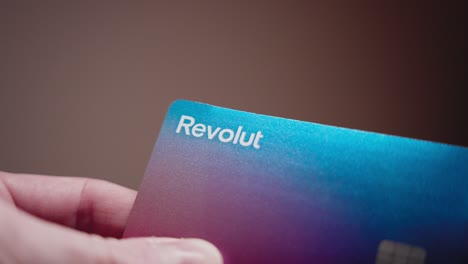 Hand-Hält-Eine-Revolut-Kreditkarte.-Revolut-Bank
