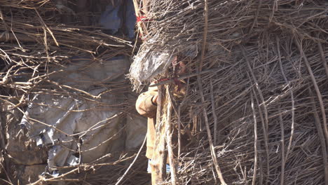Un-Niño-Adobable-De-La-Tribu-Masai-Escondido-De-La-Cámara-En-Una-Cabaña
