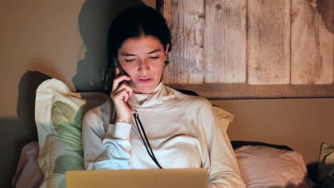 Junge-Glückliche-Kaukasische-Frau,-Die-Zu-Hause-Telefoniert-Und-Einen-Laptop-Benutzt