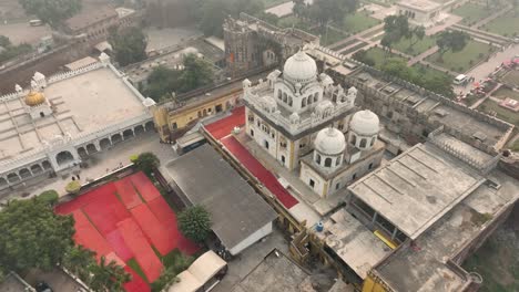 Tracking-Drohne-Gurdwara-Dehra-Sahib-Sri-Guru-Arjan-Dev-Aufnahmen-In-Lahore-In-Der-Nähe-Der-Badshahi-Moschee-An-Einem-Nebligen-Tag