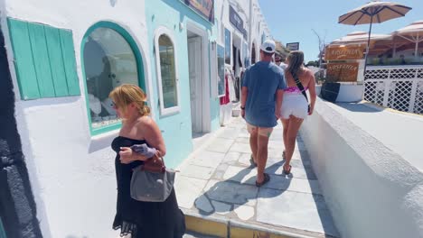 Oia-Santorini-Griechenland-Insel-Reise-Tourist-Immersiver-Spaziergang,-Europa,-4k-|-Griechisch,-Ägäis,-Meer,-Klippe,-Ozean,-Stadt,-Urlaub,-Einkaufen,-Weiß,-Marmor,-Menschenmenge,-Blumen,-Reisender,-Menschen,-Paar,-Hände