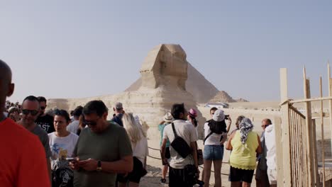 A-crowd-of-tourists-visiting-the-sphinx-and-pyramids-of-Giza-Da,-Cairo,-Egypt,-high-quality-video
