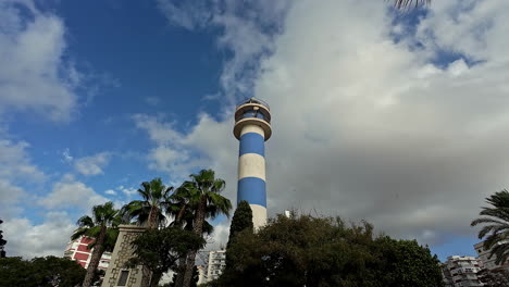 In-Der-Stadt-Málaga-In-Spanien-Bietet-Eine-Bezaubernde-Aussicht-Einen-Beeindruckenden-Turm,-Der-Elegant-Inmitten-Einer-Lebendigen-Baummischung-Steht