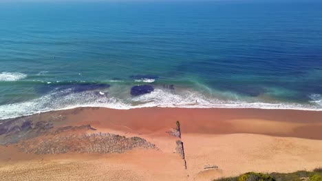 Der-Atlantische-Ozean-Umspült-Die-Küste-Des-Strandes-Foz-Do-Lizandro-Im-Herbst-In-Carvoeira,-Portugal