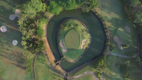 Luftaufnahme-Des-Wirbelnden-Künstlichen-Flusses-Des-Golfplatzes