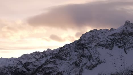 Valmalenco-Schneebedeckte-Felsige-Berggipfel-Unter-Sanftem,-Goldenem-Sonnenuntergang-Und-Bewölktem-Himmel
