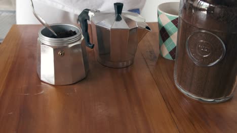 Zubereitung-Einer-Moka-Kanne-Mit-Gemahlenem-Kaffee-Auf-Einer-Holzoberfläche