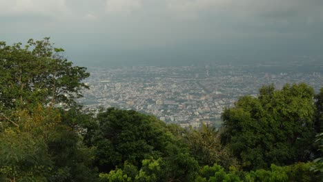 Toma-De-ángulo-Alto-De-La-Ciudad-De-Chiang-Mai-Visible-Desde-El-Mirador-De-Doi-Suthep-En-Chiang-Mai,-Tailandia-En-Un-Día-Nublado