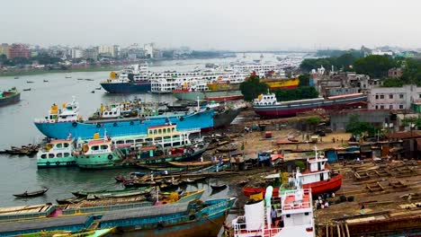 Eine-Gruppe-Von-Gezogenen-Fähren-Und-Booten-Auf-Dem-Burigangra-Fluss-In-Dhaka