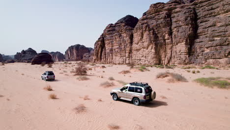 Vehicles-Crossing-The-Sahara-Desert,-Tassili-N'Ajjer-National-Park-In-Algeria---Drone-Shot
