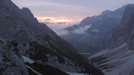 Antenas-Panorámicas-De-4k-Entre-Montañas-Filmadas-Con-Drones-Dji-En-Los-Alpes-Italianos,-Dolomitas