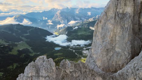 Scenic-4k-aerials-shot-on-DJI-drone-in-the-Italian-alps,-Dolomites