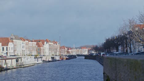 Niederländische-Europäische-Straßenansicht-In-Den-Niederlanden-Mit-Häusern,-Wasser,-Kanal-Und-Traditionellem-Klassischem-Architekturdesign-Mit-Filmischem-Look