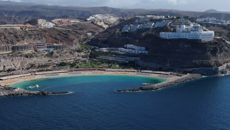 Luftaufnahme-Im-Orbit-über-Dem-Strand-Von-Amadores-Und-Den-Resorts-In-Küstennähe
