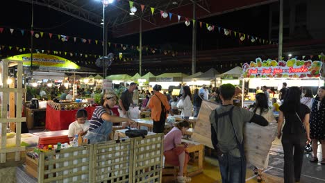 POV-Spaziergang-Auf-Einem-Nachtmarkt-In-Chiang-Mai,-Thailand