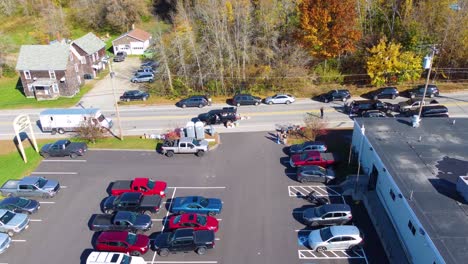 Autos-Und-Krankenwagen-Parkten-Vor-Dem-Tatort-Der-Massenerschießung-In-Lewiston,-Maine,-USA