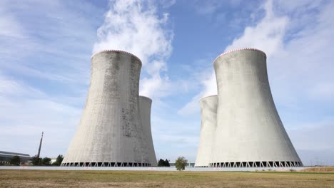 Vista-De-ángulo-Bajo-De-La-Emisión-De-Vapor-De-La-Torre-De-Enfriamiento-De-La-Planta-De-Energía-Nuclear-Dukovany