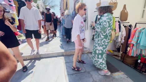 Oia-Santorini-Griechenland-Insel-Reise-Tourist-Immersiver-Spaziergang,-Europa,-4k-|-Griechisch,-Ägäis,-Meer,-Klippe,-Ozean,-Stadt,-Urlaub,-Einkaufen,-Weiß,-Marmor,-Menschenmenge,-Blumen,-Reisender,-Menschen,-Beschäftigt,-Angst