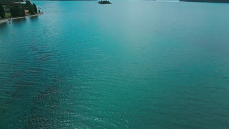 Lake-Wanaka,-Neuseeland,-Filmischer-Drohnenschwenk-über-Aquablauem-Wasser