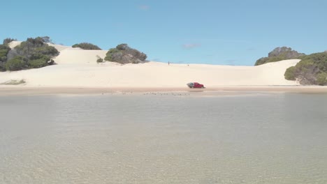 Luftdrohnenaufnahme,-Die-über-Ein-Auto-Und-Einen-Mann-Am-Australischen-Strand-Voller-Sanddünen-In-Queensland,-Australien,-Fliegt