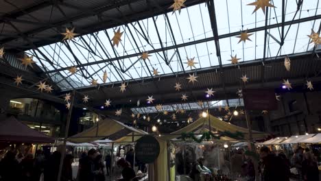 Mirando-Las-Estrellas-Colgantes-Decorativas-En-El-Mercado-De-Dosel-En-Kings-Cross-Durante-La-Temporada-Festiva-De-Navidad