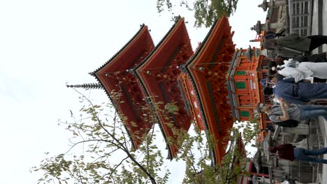 Kiyomizu-dera-Sanjunoto-Con-Turistas-Caminando