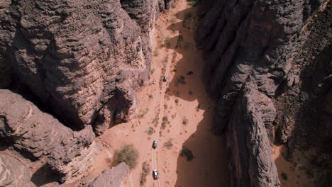 SUV-Tour-In-The-Sahara-Desert-With-Sandstone-Landscapes-In-Tassili-n'Ajjer-National-Park,-Djanet,-Algeria