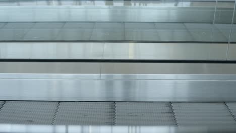Horizontal-escalator-in-airport-for-faster-traveling