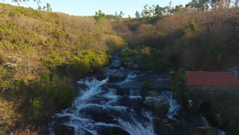Luftaufnahme-Von-Fervenza-De-Castriz,-Castriz-Wasserfall-Am-Fluss-Mira-In-Santa-Comba,-Spanien