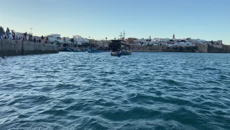 Rustikales-Boot-Verlässt-Den-Hafen-Von-Rabat,-Um-Den-Fluss-Bou-Regreg-Zu-überqueren
