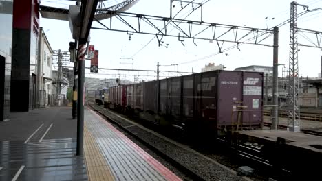 Güterzug-Mit-Frachtcontainern,-Der-Durch-Den-Bahnhof-Kyoto-Fährt