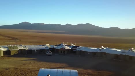 Eine-Luftdrohne-Wurde-An-Einem-Sonnigen-Tag-In-Der-Nähe-Von-Uyuni-Salzebenen-In-Bolivien,-Südamerika,-Von-Menschen-Entfernt-Aufgenommen-Und-Enthüllte-Ein-Resort-Und-Die-Natur-Der-Anden