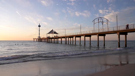 Weitwinkelaufnahme-Des-Strandstegs-Von-Brighton-Mit-Abendrot,-Adelaide,-Südaustralien