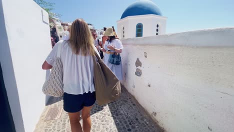 Oia-Santorini-Greece-Island-Travel-Tourist-Immersive-Walk,-Europe,-4K-|-Greek,-Aegean,-Sea,-Cliffside,-Ocean,-City,-Vacation,-Shopping,-White,-Marble,-Crowd,-Flowers,-Traveler,-People,-Church,-Flowers