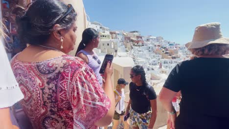 Oia-Santorini-Griechenland-Insel-Reise-Tourist-Immersiver-Spaziergang,-Europa,-4k-|-Griechisch,-Ägäis,-Meer,-Klippe,-Ozean,-Stadt,-Urlaub,-Einkaufen,-Weiß,-Marmor,-Menschenmenge,-Blumen,-Reisender,-Menschen,-Beschäftigt,-Geschäft