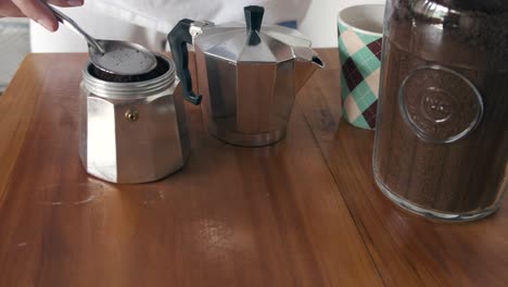 Morgenkaffee-Setup-Mit-Moka-Kanne,-Becher-Und-Kaffeesatz
