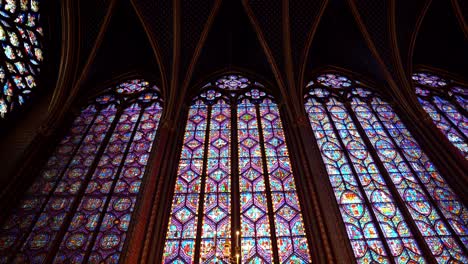 Vidrieras-Entre-Colores-Púrpura-Y-Azulado-En-La-Capilla-Superior-De-La-Sainte-Chapelle-En-París,-Francia