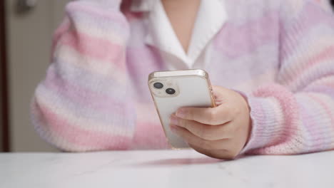 Handfrau-Mit-Smartphone-Auf-Dem-Tisch-Für-Social-Media-Konzept